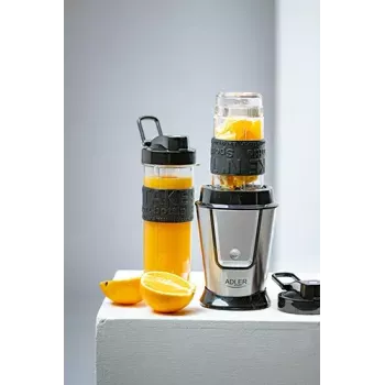 Sporta blenderis Adler AD 4081 — pārnēsājams personīgais blenderis, 800 W maksimālā jauda, 0,57 L kauss, nerūsējošā tērauda asmeņi, 2 pudeles