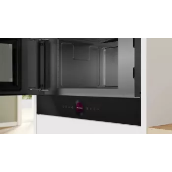 Iebūvējamā solo mikroviļņu krāsns Bosch Serie 8 BFL7221B1 — 900 W, 21 L, skārienjutīga vadība, melna