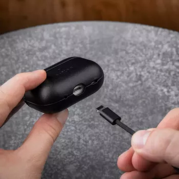 Aizsargājošs ādas maciņš FIXED FIXLPM-999-BK austiņu korpusam ar MagSafe atbalstu, melns