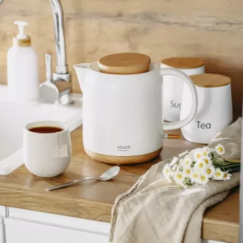 Elektriskā tējkanna Adler AD 1304 — 1 L, 1200 W, keramikas korpuss, eņģes vāks, 360° grozāma pamatne, balta