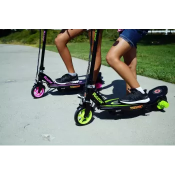 Elektriskais skrejritenis Razor Power Core E90 — 12V svina skābes akumulators, 16 km/h, tērauda rāmis, cietie riteņi, slodze 54 kg