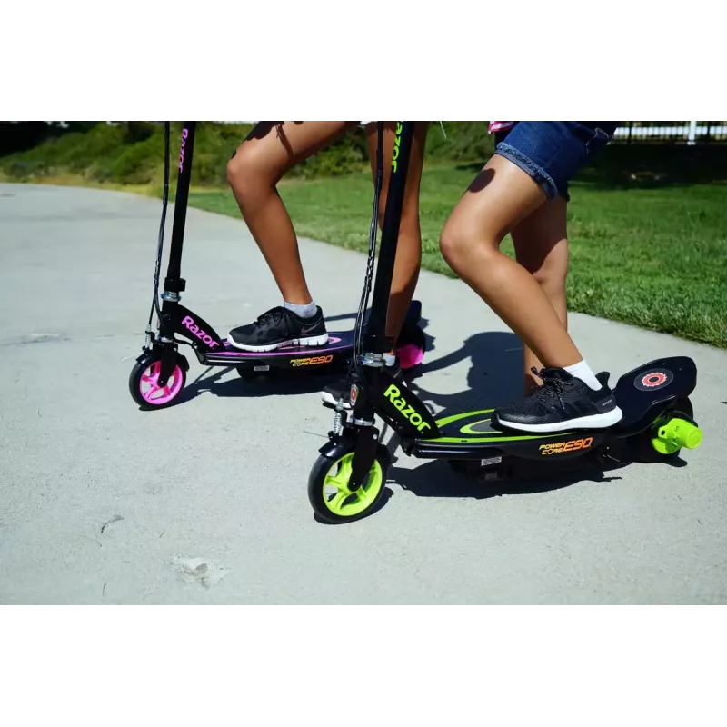 Elektriskais skrejritenis Razor Power Core E90 — 12V svina skābes akumulators, 16 km/h, tērauda rāmis, cietie riteņi, slodze 54 kg