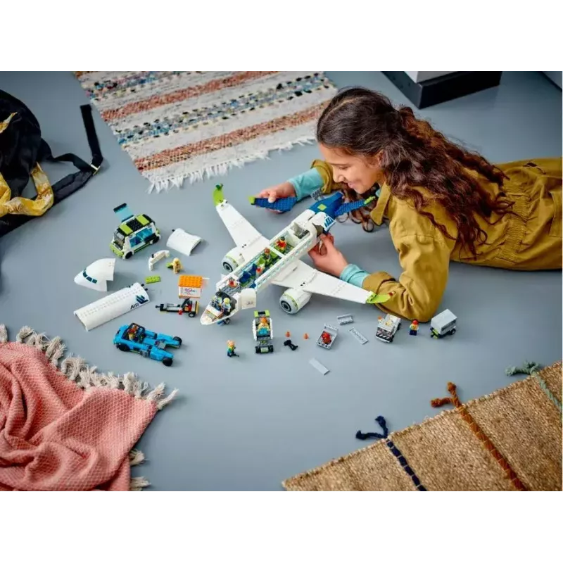 LEGO Pasažieru lidmašīnas būvkomplekts 60367 — City sērija, 913 gabali, 8 minifigūras, detalizēts interjers