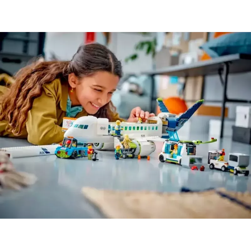 LEGO Pasažieru lidmašīnas būvkomplekts 60367 — City sērija, 913 gabali, 8 minifigūras, detalizēts interjers