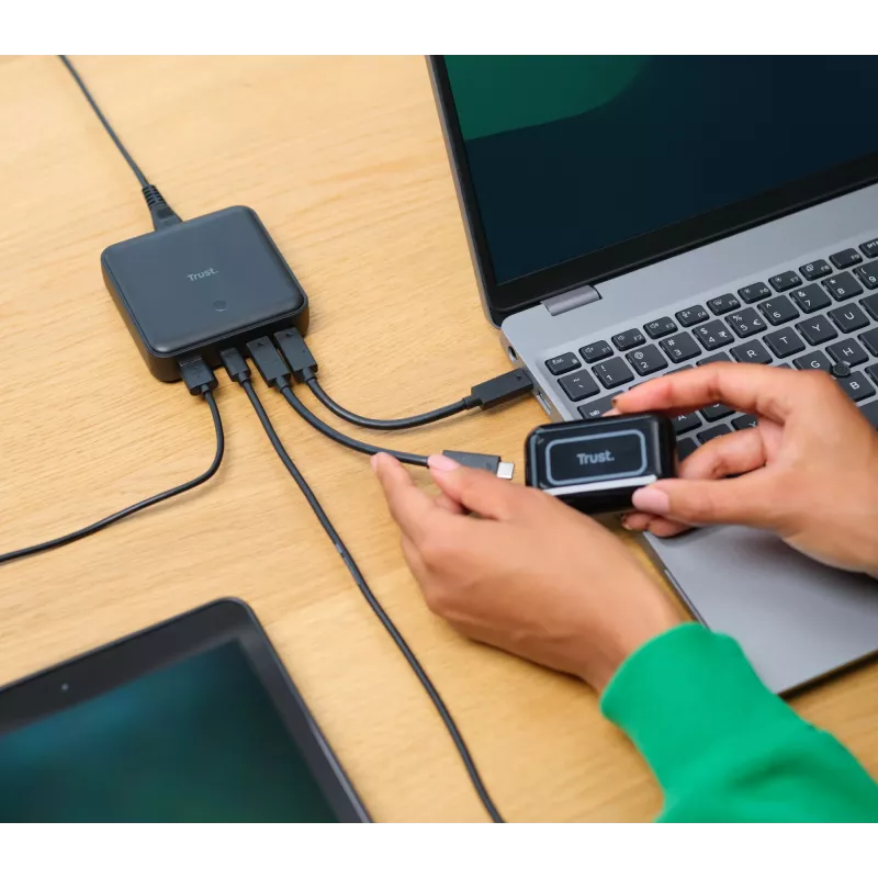 Trust Maxo universālais 100W 4-portu USB lādētājs, melns