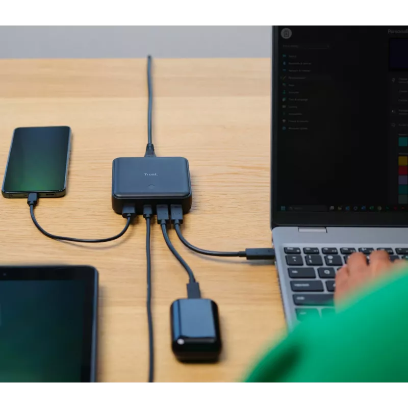 Trust Maxo universālais 100W 4-portu USB lādētājs, melns
