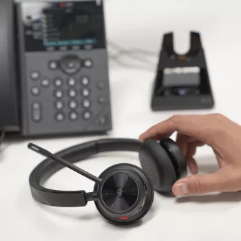 HP Poly Voyager 4320-M bezvadu austiņas ar USB-A–USB-C kabeli un BT700 uztvērēju, melna