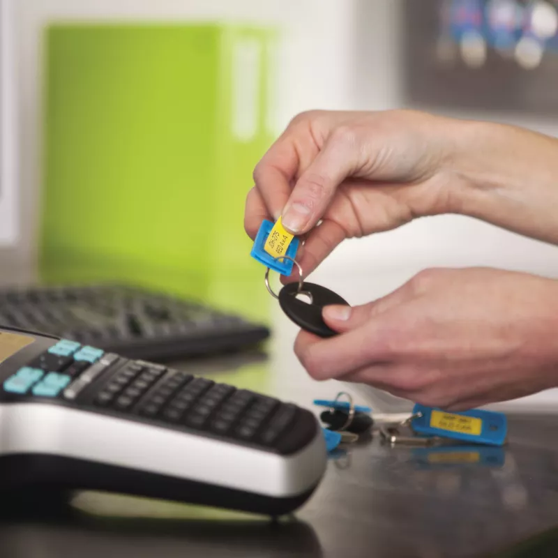 DYMO LabelManager 420P portatīvais etiķešu printeris ar uzlādējamu akumulatoru, ABC tastatūru, 4 D1 lentes ruļļiem un somu