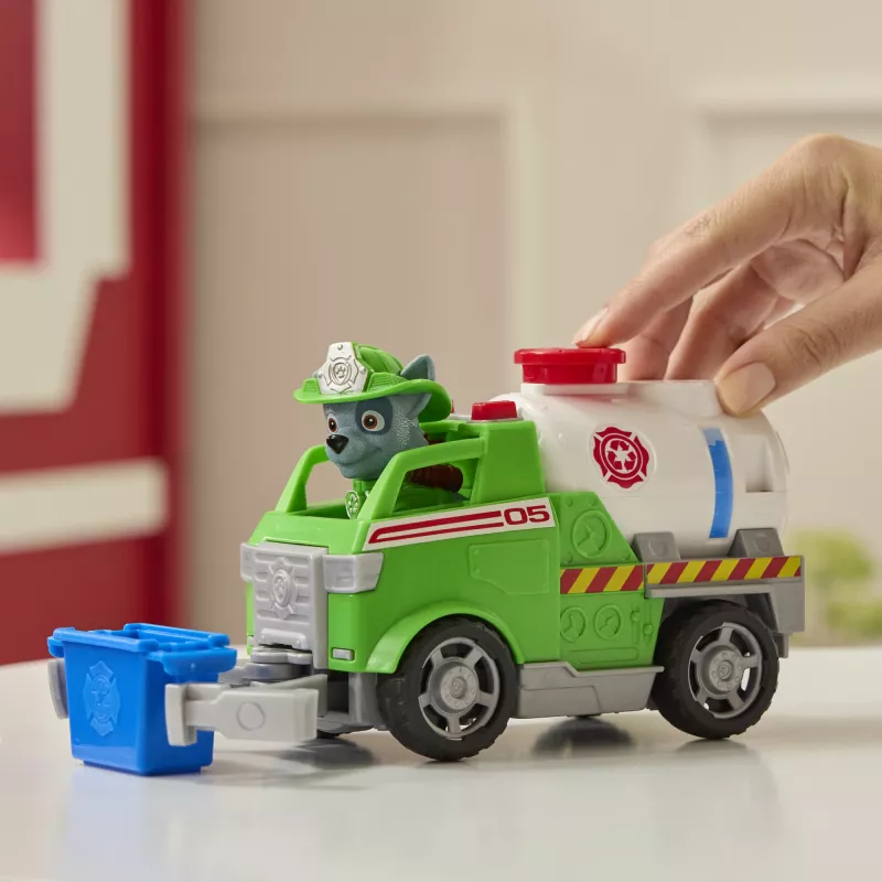 Spin Master PAW Patrol Rocky Rescue Fire Tanker rotaļu ugunsdzēsēju mašīna ar Rocky figūriņu un satveršanas ķepu, 3+ gadi