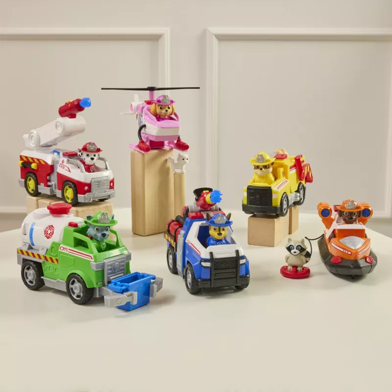 Spin Master PAW Patrol Rocky Rescue Fire Tanker rotaļu ugunsdzēsēju mašīna ar Rocky figūriņu un satveršanas ķepu, 3+ gadi