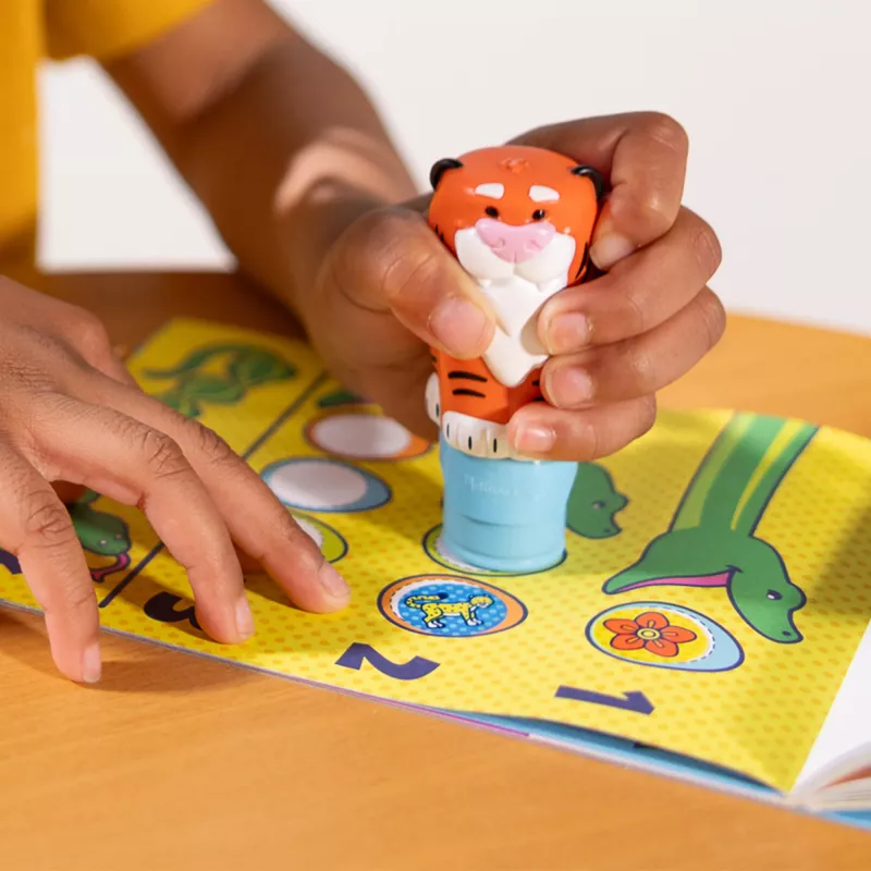 Melissa & Doug Sticker WOW! 24 lappušu aktivitāšu bloks un uzlīmju zīmogs, 300 uzlīmes, mākslas un rokdarbu fidget rotaļlieta, kolekcionējams tēls – Tīģeris - FSC sertificēts