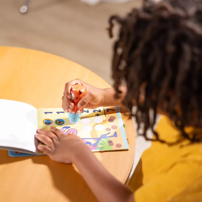 Melissa & Doug Sticker WOW! 24 lappušu aktivitāšu bloks un uzlīmju zīmogs, 300 uzlīmes, mākslas un rokdarbu fidget rotaļlieta, kolekcionējams tēls – Tīģeris - FSC sertificēts