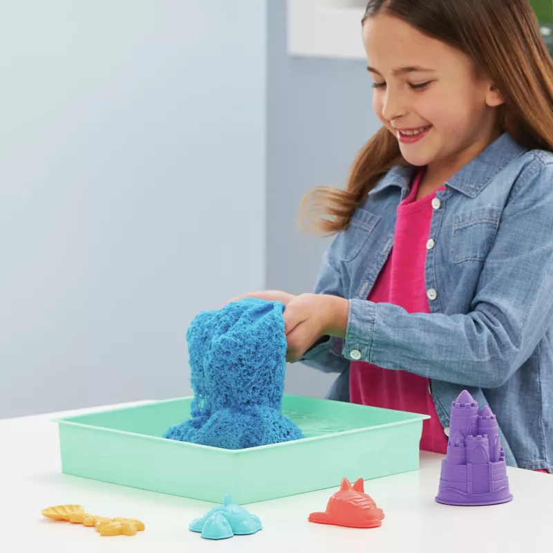 Kinetic Sand Smilšu Kastes Komplekts, 1lb Zilas Formējamas Smiltis, 4 Instrumenti un Veidnes, Uzglabāšana, Sensorā Rotaļlieta Bērniem no 3 Gadiem