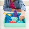 Kinetic Sand Smilšu Kastes Komplekts, 1lb Zilas Formējamas Smiltis, 4 Instrumenti un Veidnes, Uzglabāšana, Sensorā Rotaļlieta Bērniem no 3 Gadiem