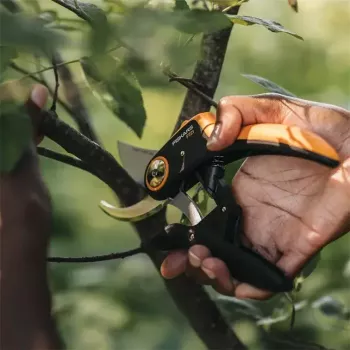 Atzarošanas šķēres Fiskars Plus PowerLever P721 — bypass sekatori zariem un stumbriem