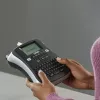 DYMO LabelManager 210D - marķētājs, QWZ/QWERTZ, D1 lentes, termopārnese, 180 x 180 DPI, 12 mm/s, melns/sudrabs