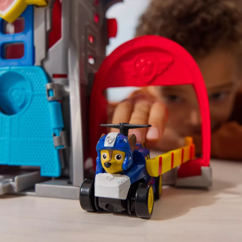 PAW Patrol : Air Rescue, Pup Squad Adventure Bay Lidostas rotaļu komplekts ar Chase automašīnu un transportlīdzekļa palaidēju, bērnu rotaļlietas zēniem un meitenēm no 3 gadiem