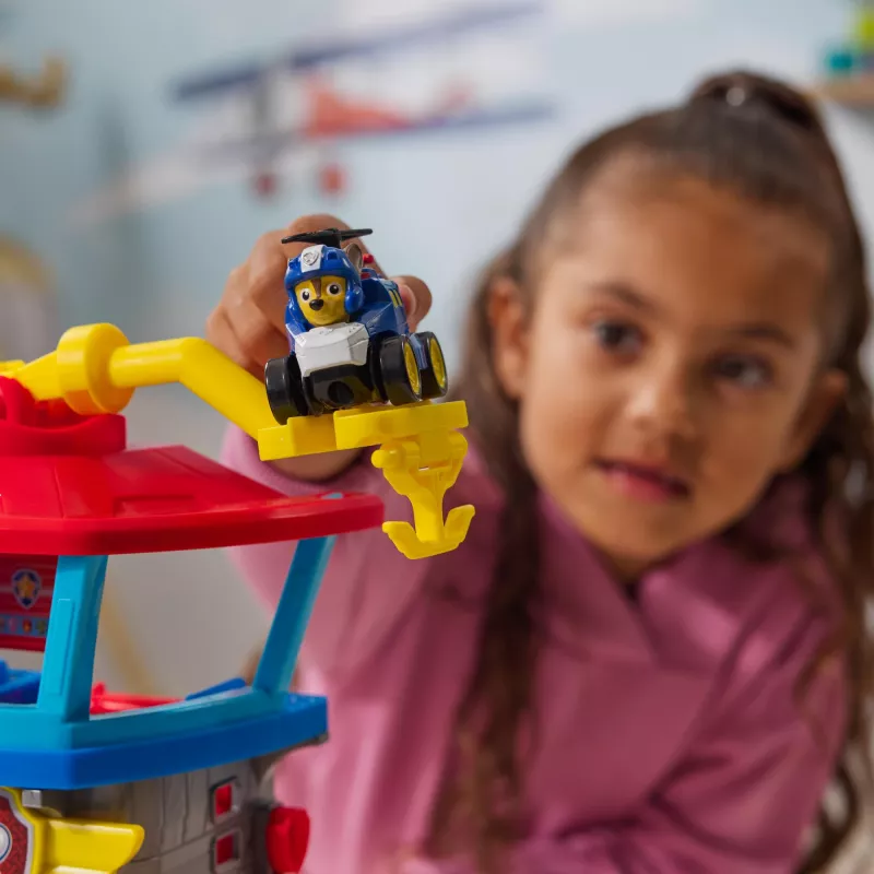 PAW Patrol : Air Rescue, Pup Squad Adventure Bay Lidostas rotaļu komplekts ar Chase automašīnu un transportlīdzekļa palaidēju, bērnu rotaļlietas zēniem un meitenēm no 3 gadiem