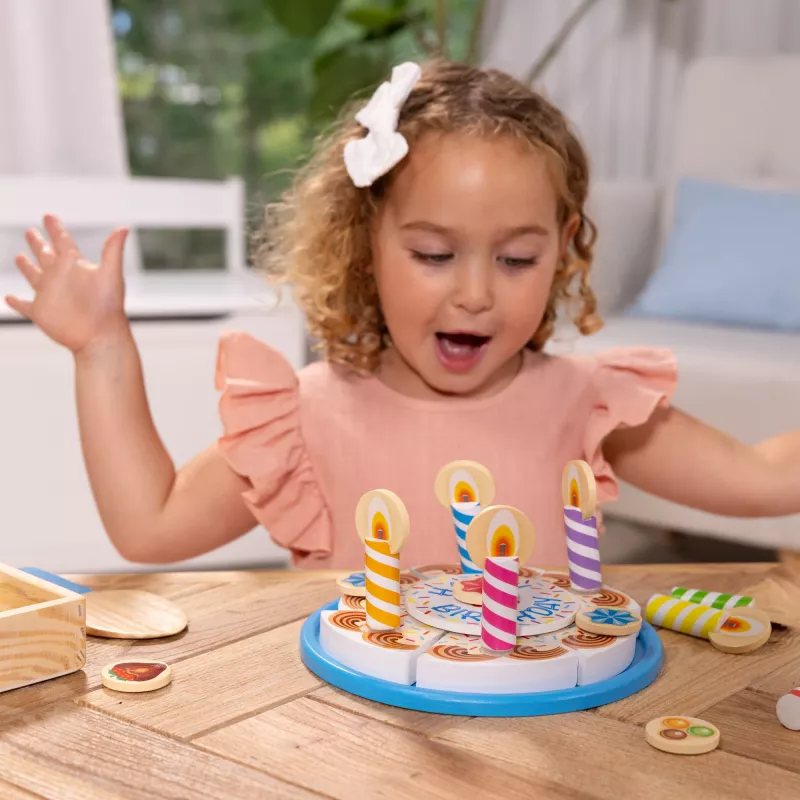 Melissa & Doug Birthday Party Cake - Koka spēļu ēdiens ar maināmiem rotājumiem un 7 svecēm
