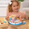 Melissa & Doug Birthday Party Cake - Koka spēļu ēdiens ar maināmiem rotājumiem un 7 svecēm