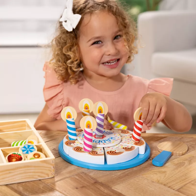 Melissa & Doug Birthday Party Cake - Koka spēļu ēdiens ar maināmiem rotājumiem un 7 svecēm