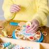 Melissa & Doug Birthday Party Cake - Koka spēļu ēdiens ar maināmiem rotājumiem un 7 svecēm