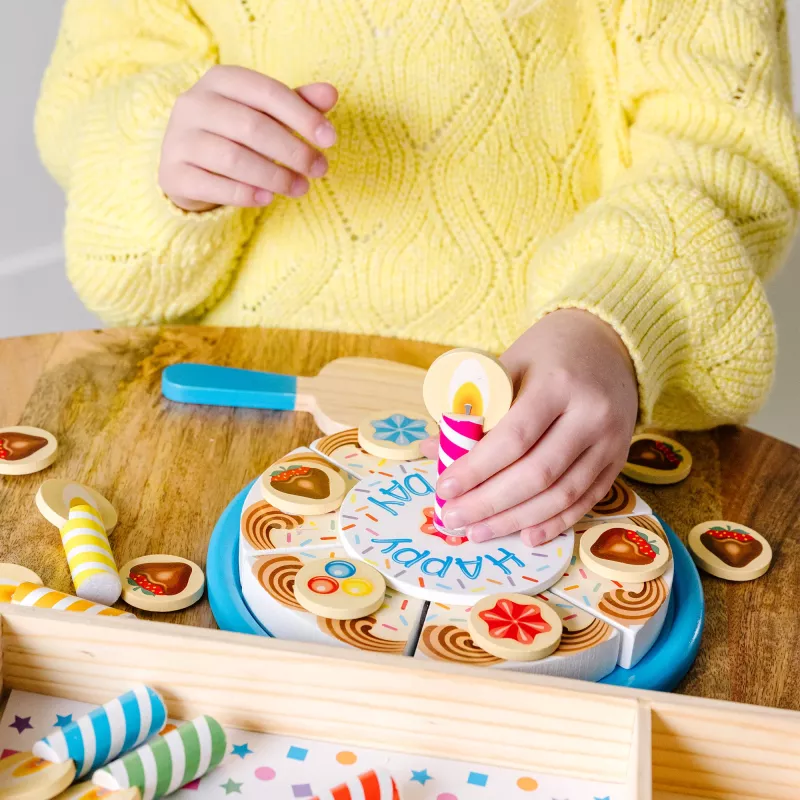 Melissa & Doug Birthday Party Cake - Koka spēļu ēdiens ar maināmiem rotājumiem un 7 svecēm