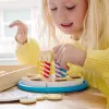 Melissa & Doug Birthday Party Cake - Koka spēļu ēdiens ar maināmiem rotājumiem un 7 svecēm