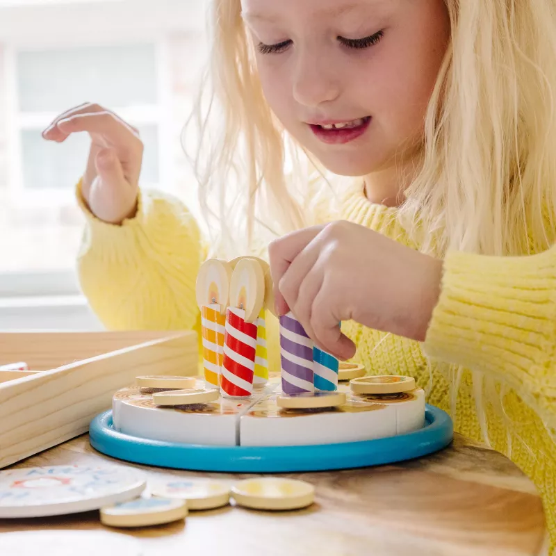 Melissa & Doug Birthday Party Cake - Koka spēļu ēdiens ar maināmiem rotājumiem un 7 svecēm