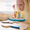 Melissa & Doug Birthday Party Cake - Koka spēļu ēdiens ar maināmiem rotājumiem un 7 svecēm