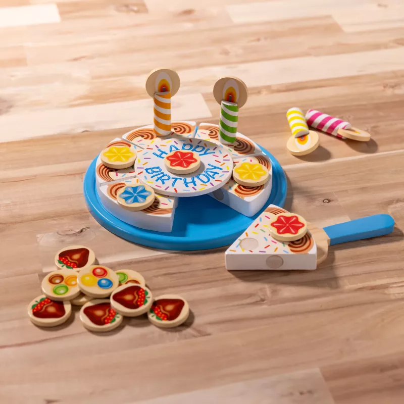 Melissa & Doug Birthday Party Cake - Koka spēļu ēdiens ar maināmiem rotājumiem un 7 svecēm