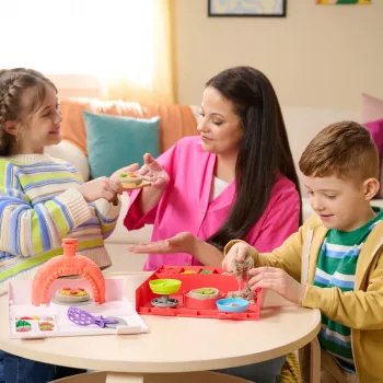 Kinetic Sand SquishPizza cepeškrāsns rotaļu komplekts, 1lb smiltis un 5 instrumenti