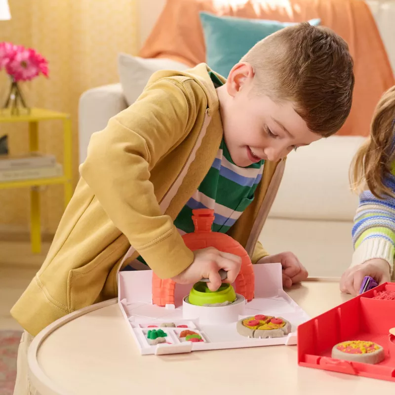 Kinetic Sand SquishPizza cepeškrāsns rotaļu komplekts, 1lb smiltis un 5 instrumenti