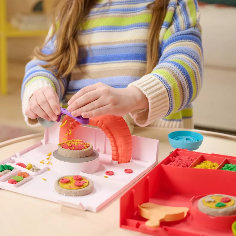Kinetic Sand SquishPizza cepeškrāsns rotaļu komplekts, 1lb smiltis un 5 instrumenti