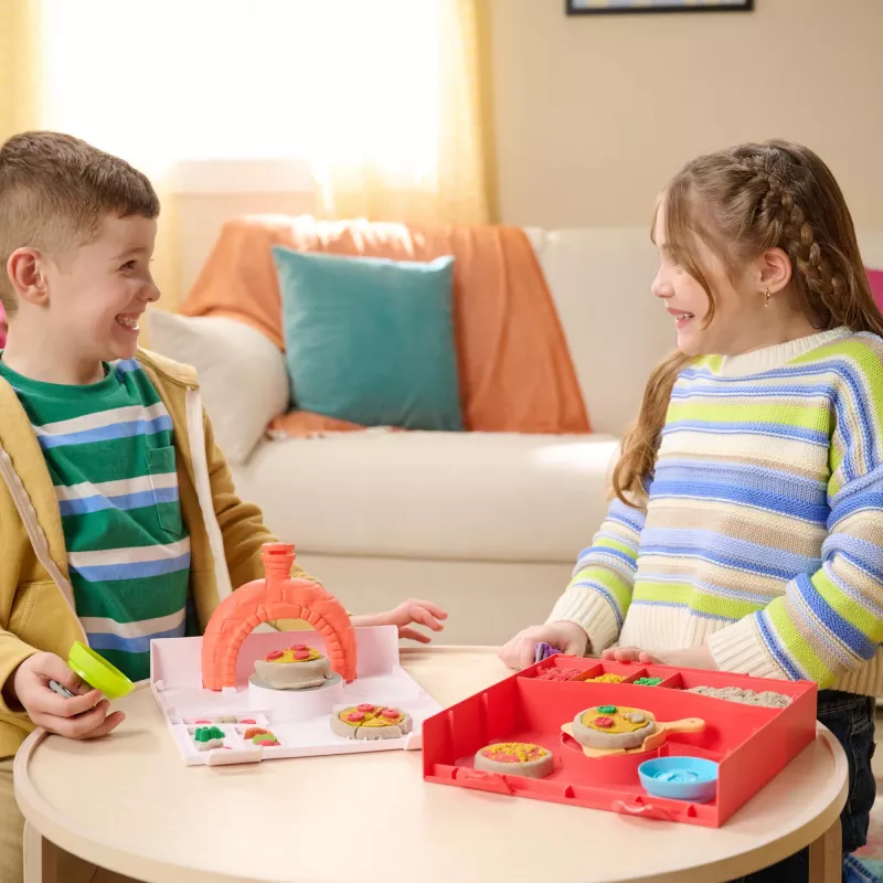 Kinetic Sand SquishPizza cepeškrāsns rotaļu komplekts, 1lb smiltis un 5 instrumenti