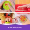 Kinetic Sand SquishPizza cepeškrāsns rotaļu komplekts, 1lb smiltis un 5 instrumenti