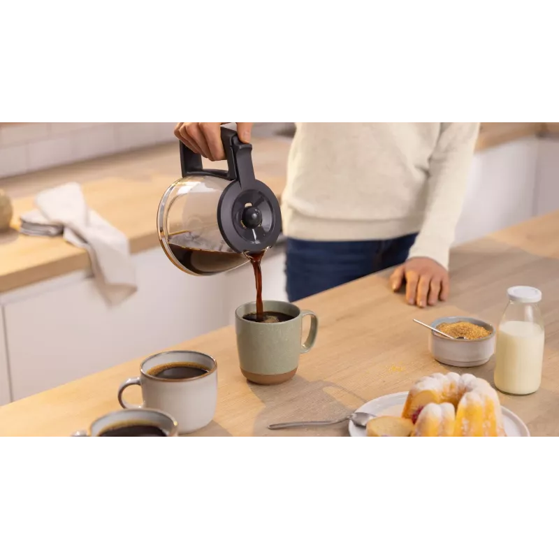 Pilienu kafijas automāts Bosch TKA3M134 — 1.4 L ūdens tvertne, 15 tasīšu ietilpība, sarkans