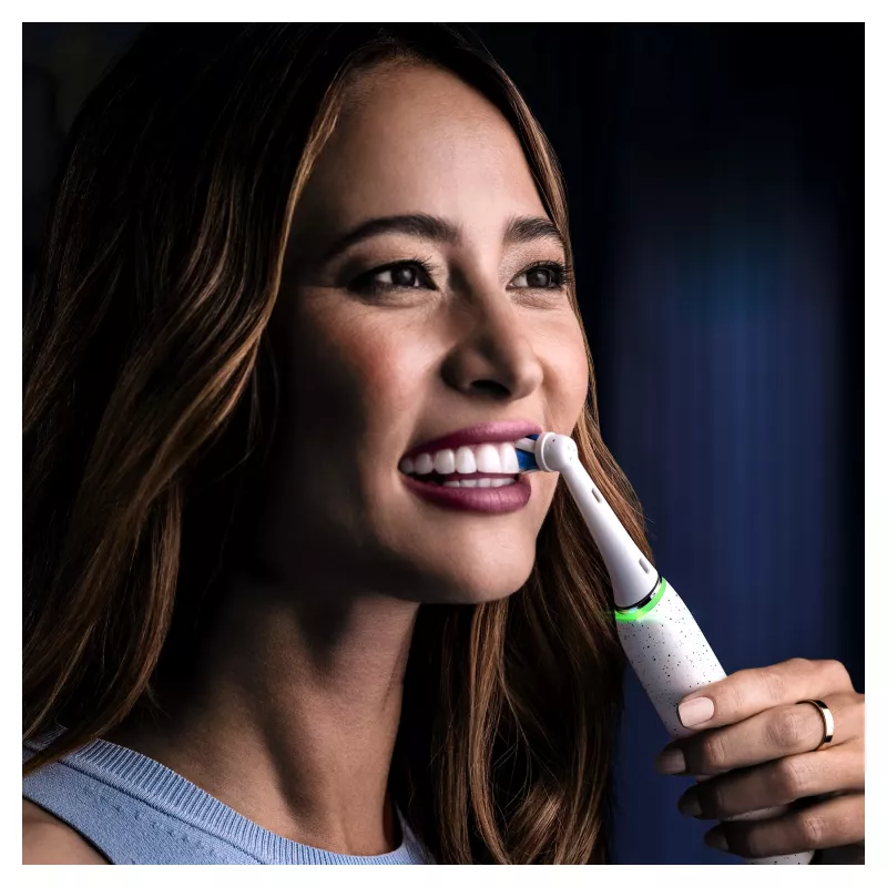 Oral-B iO Series 10 pieaugušo rotējoši-oscilējoša zobu birste, balta