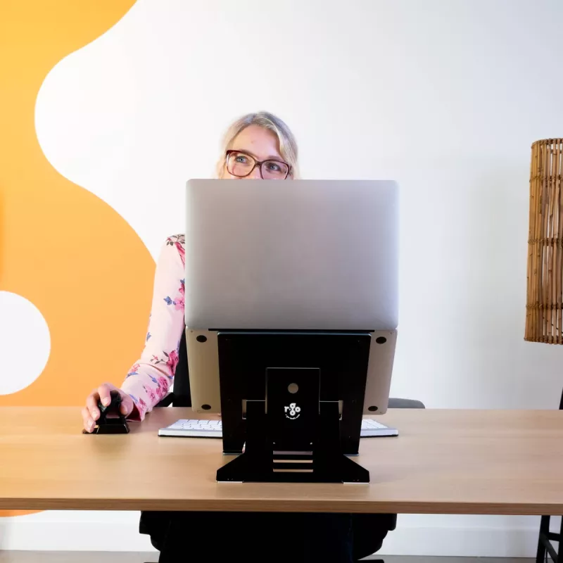 R-Go Tools Laptop statīvs R-Go Riser Document, ergonomisks, salokāms un regulējams statīvs ar dokumentu turētāju, melns