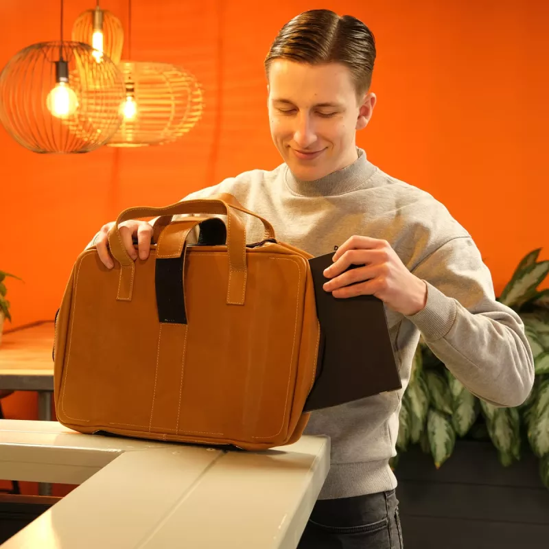 R-Go Tools R-Go Viva somiņa klēpjdatoram, īsta āda, ar iebūvētu statīvu, plecu siksna, 15.6 collas, brūna