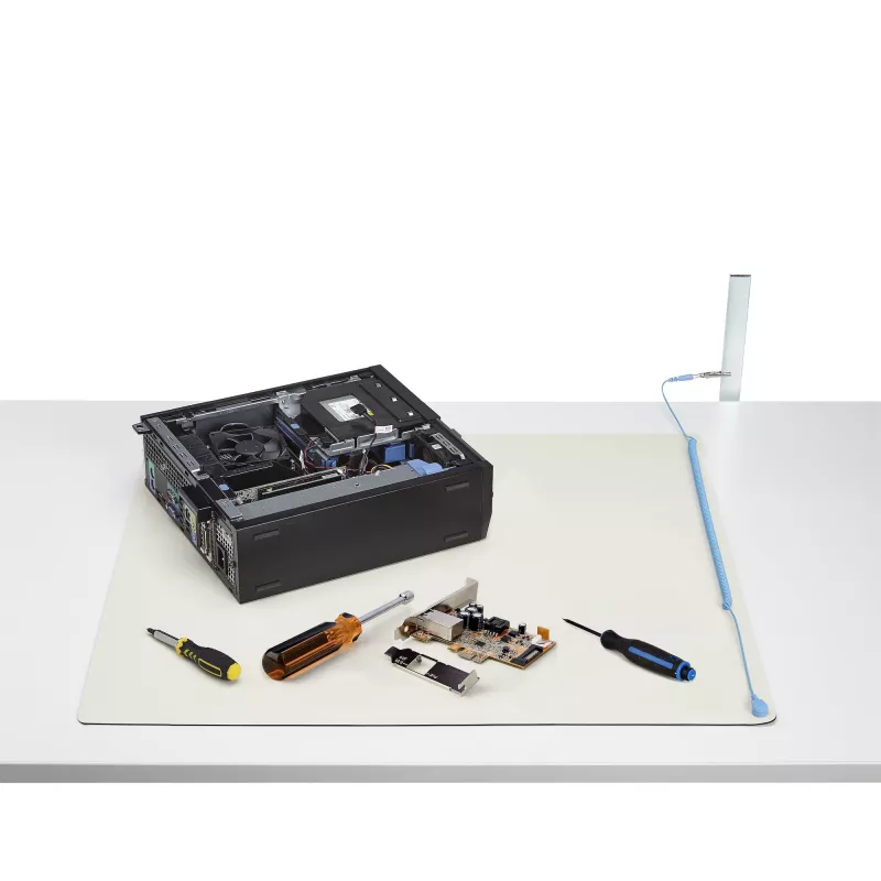 StarTech.com Pretslīdes ESD Paklājs Elektronikas Remontam, Antistatisks Galda Paklājs ar Noņemamu Zemējuma Vadu, ANSI/ESD S 4.1, Elastīgs Termoplastisks Darba Paklājs, 11x18 collas (30x46 cm)
