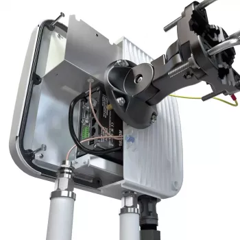 Virziena tīkla antena QuWireless QuMax PoE/LAN, daudzjoslu 0.694–2.7 GHz & 2.4–2.5 GHz, maks. pastiprinājums 6 dBi, vertikāla polarizācija