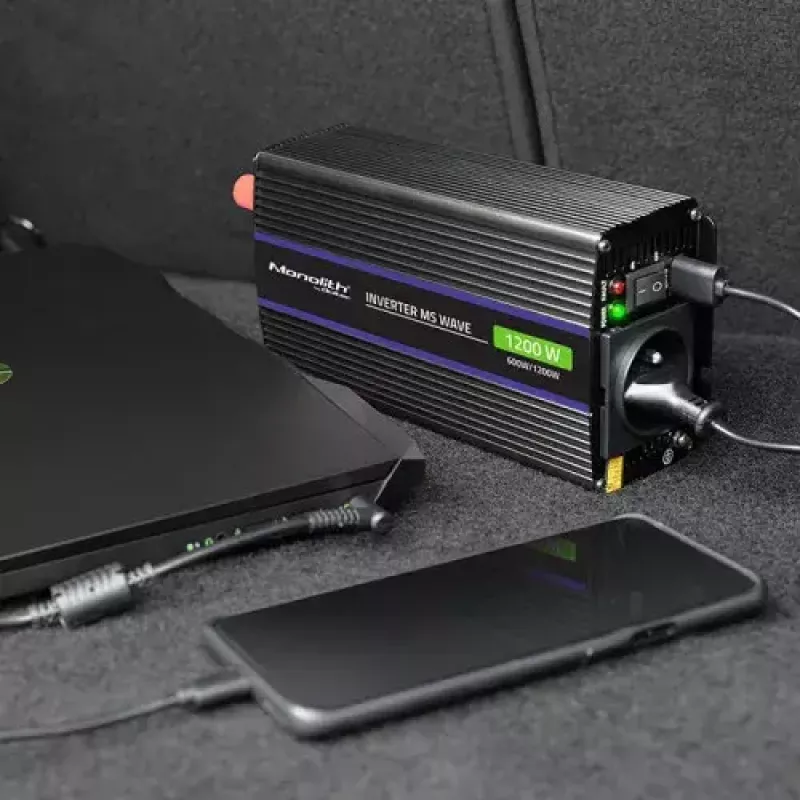 Strāvas invertors QOLTEC Monolith 600 W — 12 V uz 230 V, USB PD 18 W, auto/telpām, melns