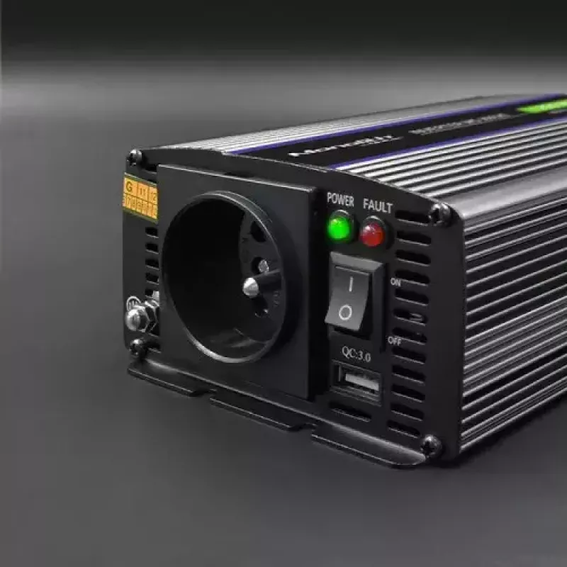 Strāvas invertors QOLTEC Monolith 600 W — 12 V uz 230 V, USB PD 18 W, auto/telpām, melns