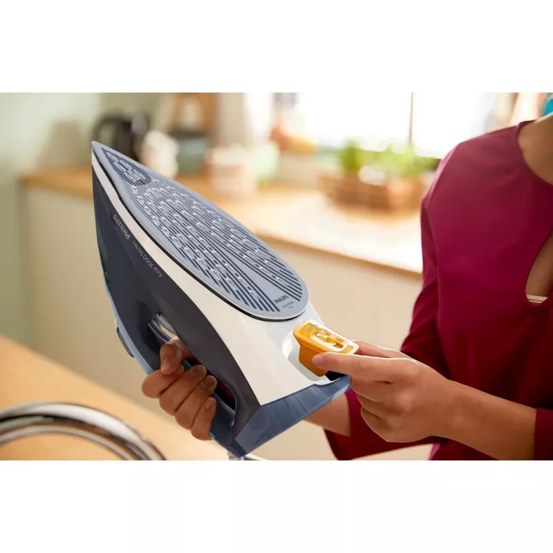 Gludeklis ar tvaiku Philips DST7030/20 — 2800 W, 0.3 L tvertne, 50 g/min nepārtraukts tvaiks, 250 g/min tvaika trieciens, SteamGlide Plus zole