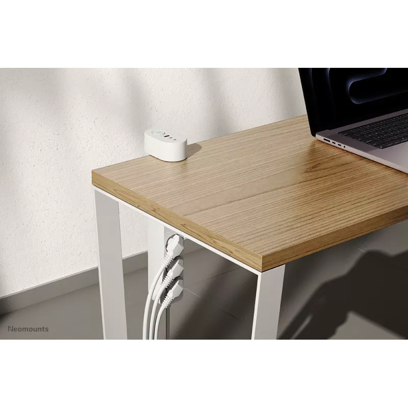 Neomounts DS22-840WH6 galda kontaktligzda ar skavu un USB-C / USB-A portiem – ātra uzlāde