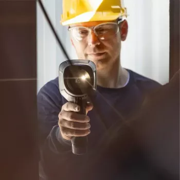 Termokamera Flir Systems E8-PRO — 320×240 px, NETD 40 mK, IFOV 1,8 mRad, 3,5 collu displejs, metāla korpuss, melna