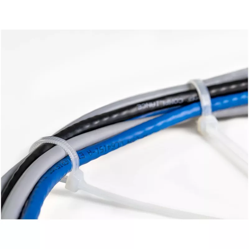 StarTech.com 8 collu (20 cm) kabeļu saites - 4 mm platas, 55 mm saišķa diametrs, 22 kg stiepes izturība, neilona pašbloķējošās rāvējslēdzēja saites ar izliektu galu - 94V-2/UL sertificēts, 100 iepakojumā - baltas