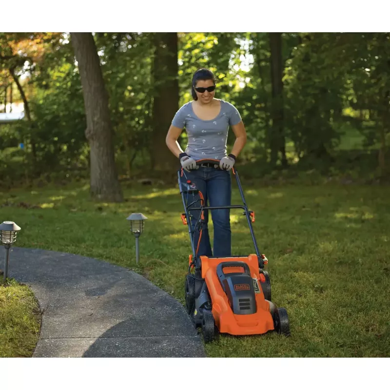 Aizmuģējamais zāles pļāvējs Black & Decker LM2000-QS