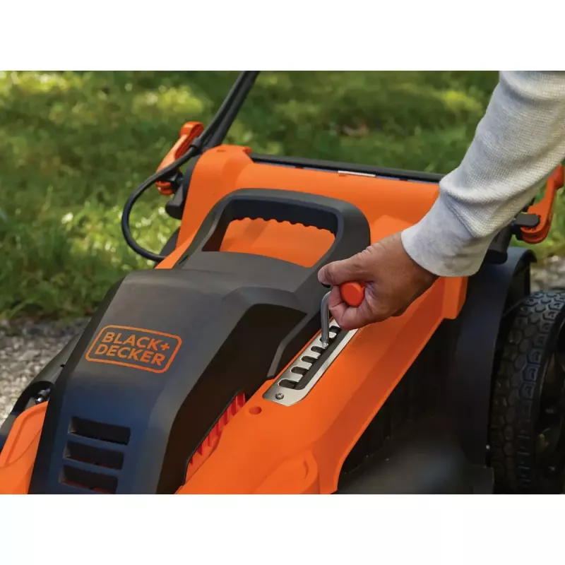 Aizmuģējamais zāles pļāvējs Black & Decker LM2000-QS